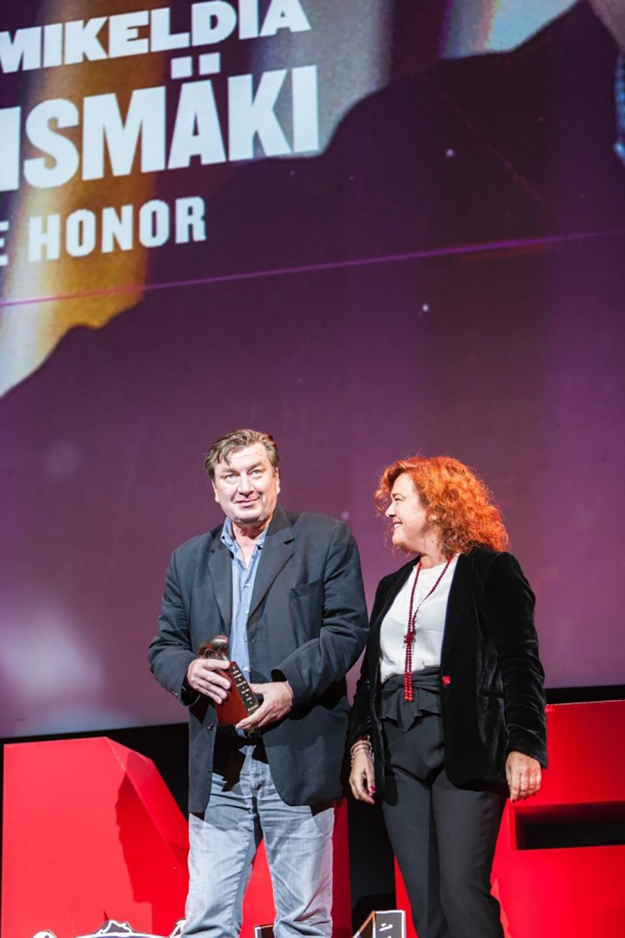 Aki Kaurismäki, Nekane Alonso (Concejala de Cultura). Amaiera ekitaldea _ Closing _ Clausura. ZINEBI 57 (2015).jpg