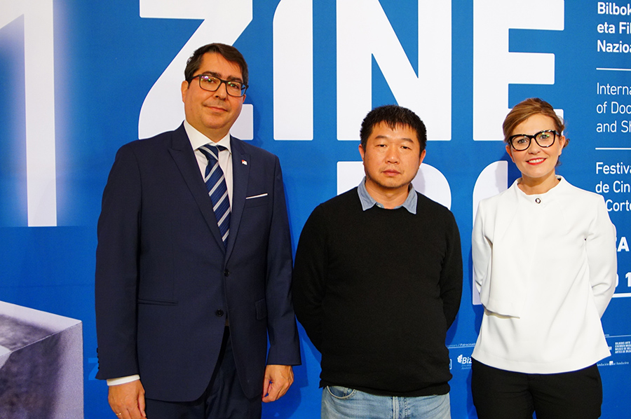 Gonzalo Olabarria (Concejal de Cultura), Wang Bing, Vanesa Fernández Guerra (Directora ZINEBI). Prentsaurreko hizketaldi _ Press-conference _ Conferencia de prensa (2019).jpg