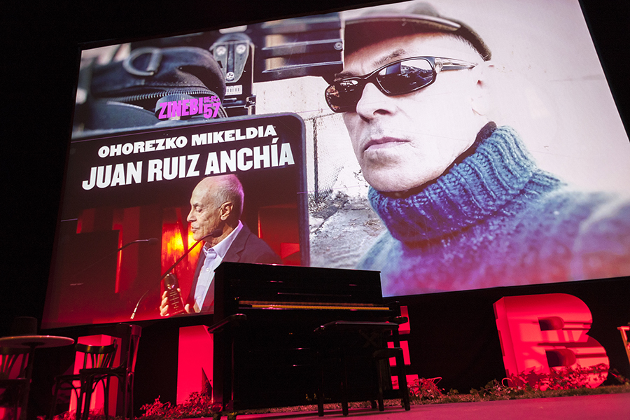 Juan Ruiz Anchía. Ohorezko Mikeldi Saria _ Mikeldi of Honour Award _ Premio Mikeldi de Honor (2015)(2)