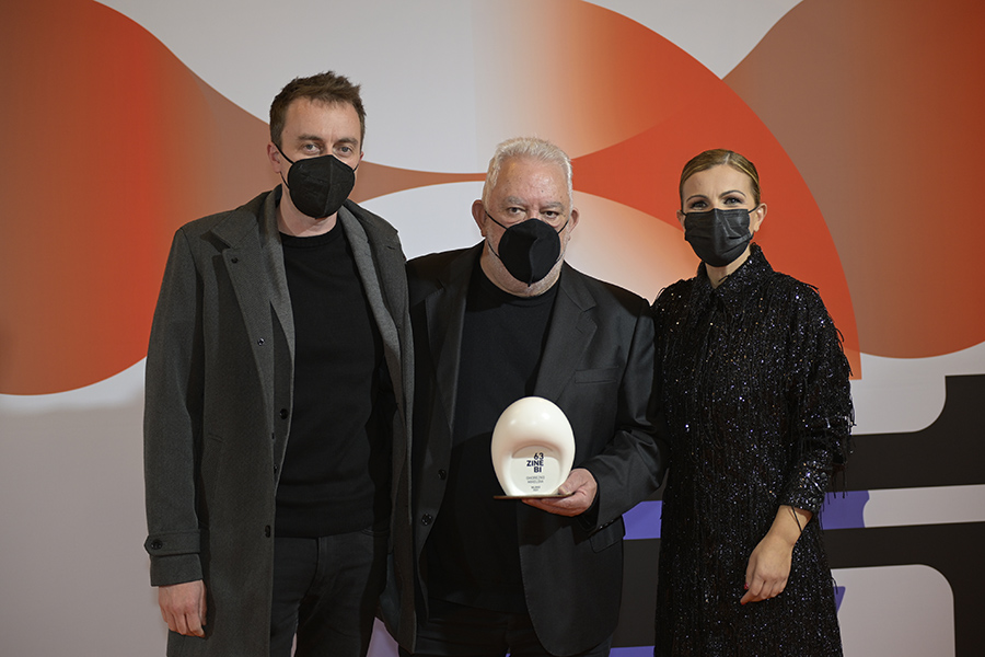 Rubén Corral (programador ZINEBI), Imanol Uribe (Mikeldi Saria _ Mikeldi de Honor _ Mikeldi of Honour), Vanesa Fernández Guerra (directora ZINEBI) (2021)
