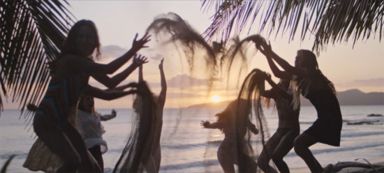 SENSEI-Chicas-tirando-arena-foto