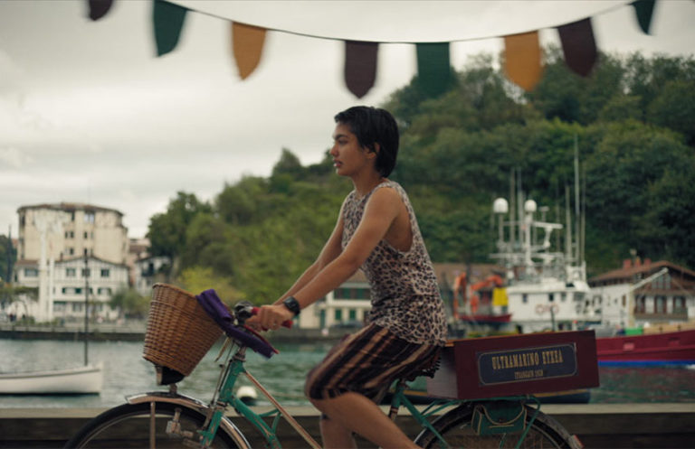 ULTRAMARINO_MASTER_.00_01_37_13.Imagen-fija004-Alejo-Duclós-992×640